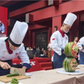 蒙眼切黄瓜、气球上切肉！长沙商贸旅游职院湘菜学子开幕式炫技
