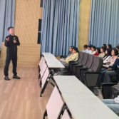 从校园讲解员到全国金牌导游：校友韩琦回母校为新生点亮职业信仰