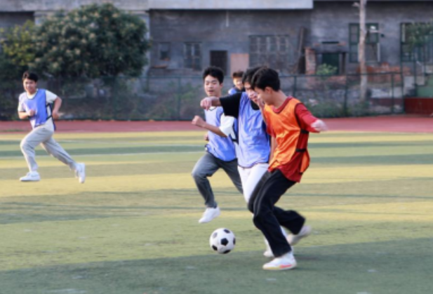 绿茵逐梦，青春飞扬——江华职业中专校园足球赛燃情启幕