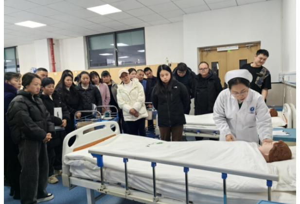 赋能专业照护 助力健康益阳 益阳医专首期医疗护理员培训班开班