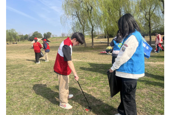 从受助者到助人者：益阳医专42名学子用环保行动书写感恩答卷