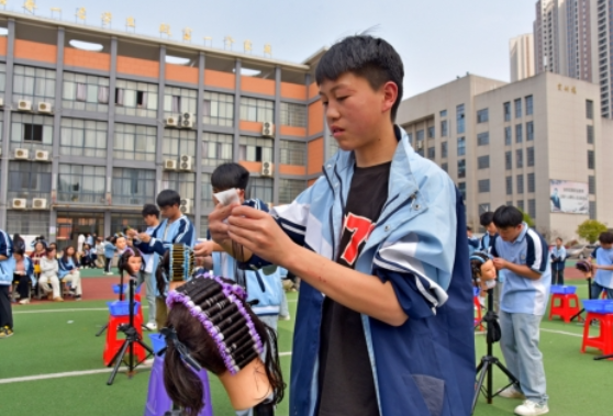 匠心逐梦 技创未来——凤凰职中举办第三届标准杠卷杠技能大赛 