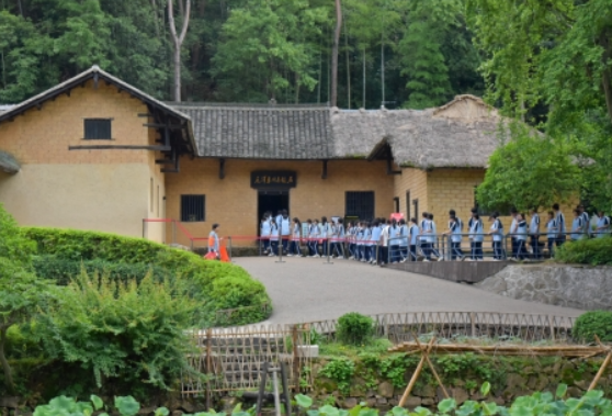 凤凰职中：开展“我的韶山行”湖南省中小学生红色研学活动