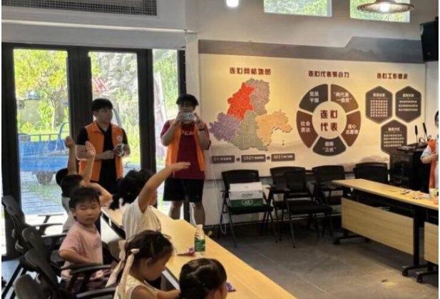 科普装配建筑 情暖留守儿童——湖南工程职院“青鸟筑巢”实践团开展“七彩假期”志愿服务活动