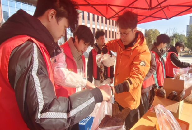 长沙职业技术学院校村联动助农新篇：青春市集架桥梁，乡村好物进校园