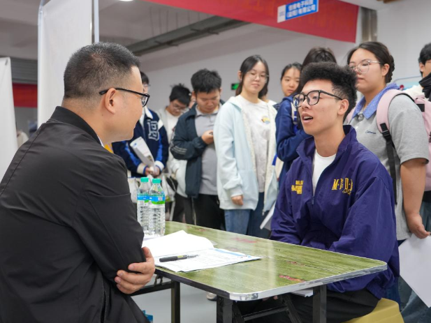张家界航院举办2027届毕业生秋季双选会暨宏志助航计划专场招聘会