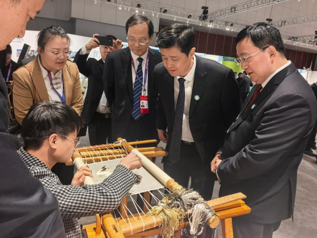 湖南工艺美大新湘绣作品亮相2026年世界职业技术教育发展大会