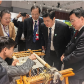 湖南工艺美大新湘绣作品亮相2026年世界职业技术教育发展大会