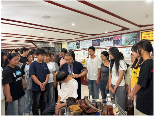 江华职业中专学校组织智慧健康养老服务专业学生赴县民族中医医院开展见习