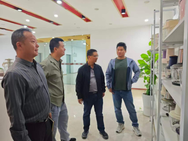 江华职业中专学校赴美漫智能科技开展校企合作调研
