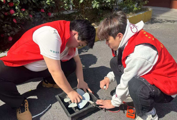 弘扬雷锋薪火 汇聚志愿力量 ——湖汽志愿者走进社区开展便民服务活动