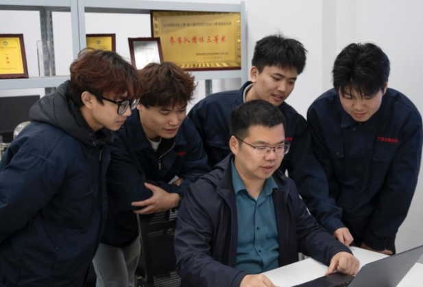 灯光长明处 匠心代代传 ——湖南铁道职院彭志强技能大师工作室纪实