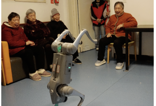 AI机器狗“舞”进养老院，长沙商贸旅游职院学子用专业“爱老助老”