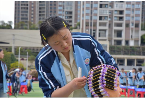 凤凰职中美发与形象设计专业举办第四届标准杠比赛 