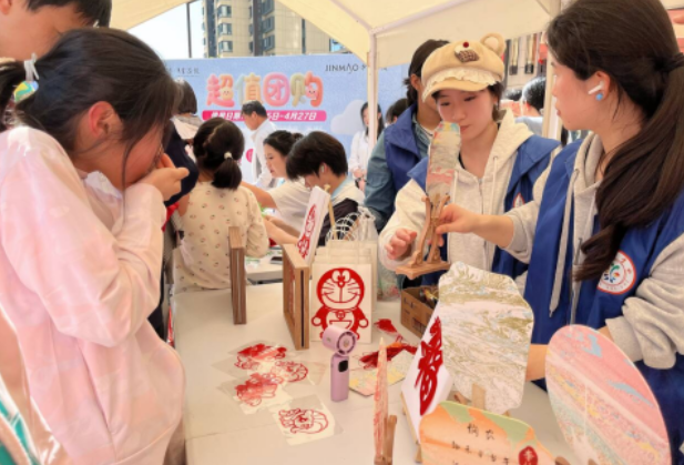 湖南有色金属职院非遗公益体验活动点亮香樟社区 