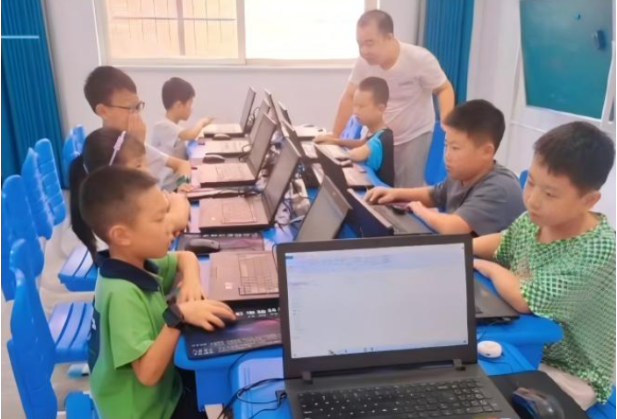 聚焦2026年湖南职教周| 把科技带入课堂，这名年轻人用代码助力家乡教育