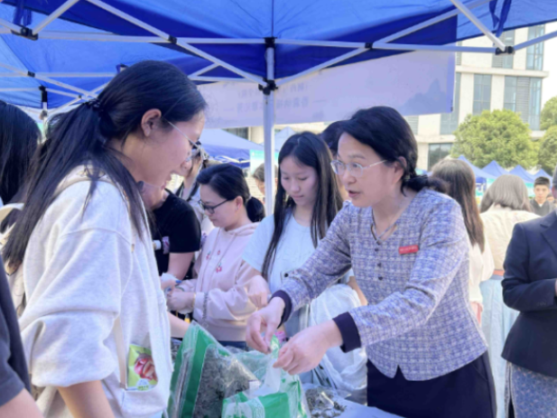 聚焦2026年湖南职教周| 游园拾趣闻书香 全民阅读正当时——湖南化工职院“书集游园”活动点亮校园