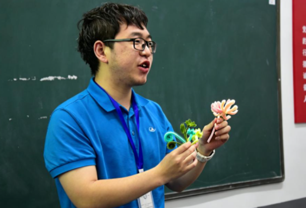 聚焦2026年湖南职教周|  长沙航院机制学院开展“巧手扭春意，春时寄温情”主题活动