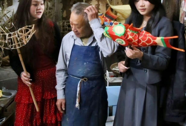 聚焦2026年湖南职教周|  长沙商贸旅游职院：走进古村上设计课，用指尖唤醒老手艺