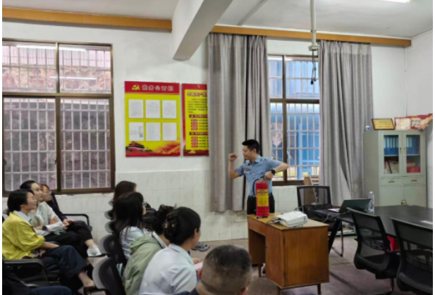 长沙航院管理学院联合保卫处开展消防安全教育活动