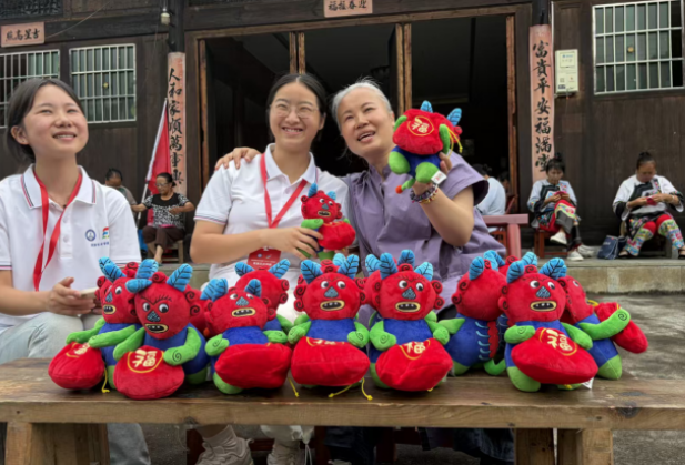 绣出千年苗寨振兴路 ——湘西职院民族艺术学院暑期“三下乡”夯吉村实践纪实