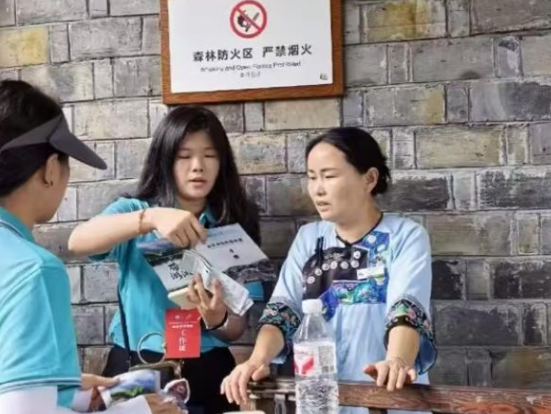 湘西职院旅游管理学院走进湘西矮寨大桥和吉斗苗寨景区开展文旅英语辅导志愿服务