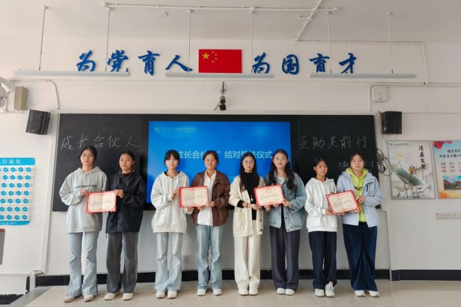 为“小导师”颁发结对聘书.jpg 为“小导师”颁发结对聘书.jpg