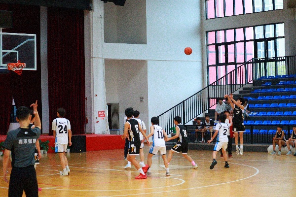 篮球队员远投三分。.jpg 篮球队员远投三分。.jpg