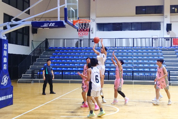 篮球队员上篮。.jpg 篮球队员上篮。.jpg