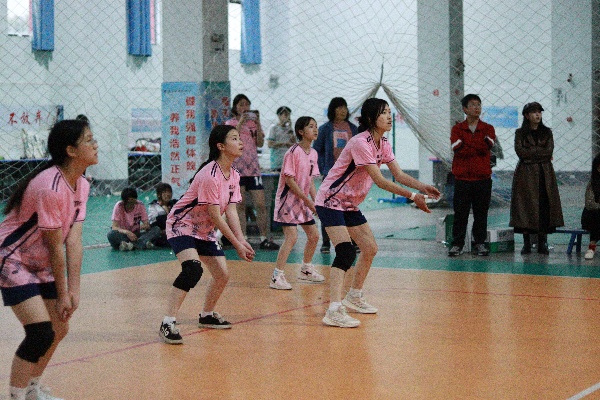 排球队员准备接球。.jpg 排球队员准备接球。.jpg