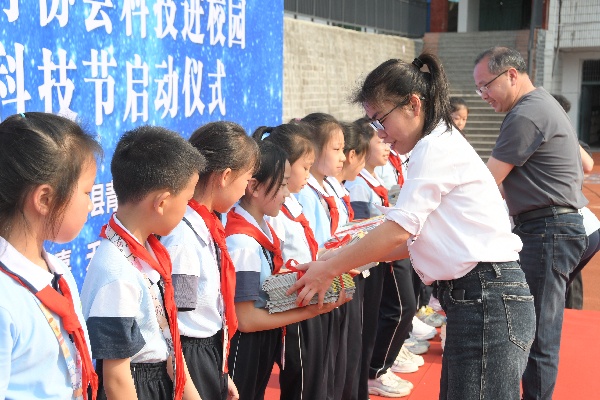 县科协、县青少年科技教育协会赠送科普器材及科普读物。.jpg 县科协、县青少年科技教育协会赠送科普器材及科普读物。.jpg