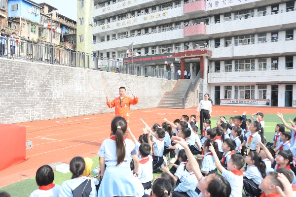 精彩纷呈的科学实验课堂。(2).jpg 精彩纷呈的科学实验课堂。(2).jpg