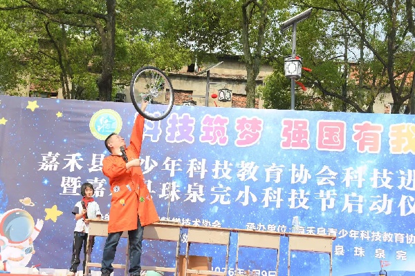 精彩纷呈的科学实验课堂。(1).jpg 精彩纷呈的科学实验课堂。(1).jpg