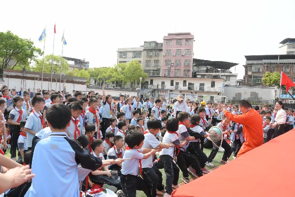 精彩纷呈的科学实验课堂。(3).jpg 精彩纷呈的科学实验课堂。(3).jpg