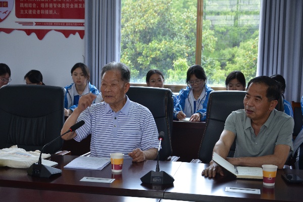 胡武在二中讲学现场。.jpg 胡武在二中讲学现场。.jpg