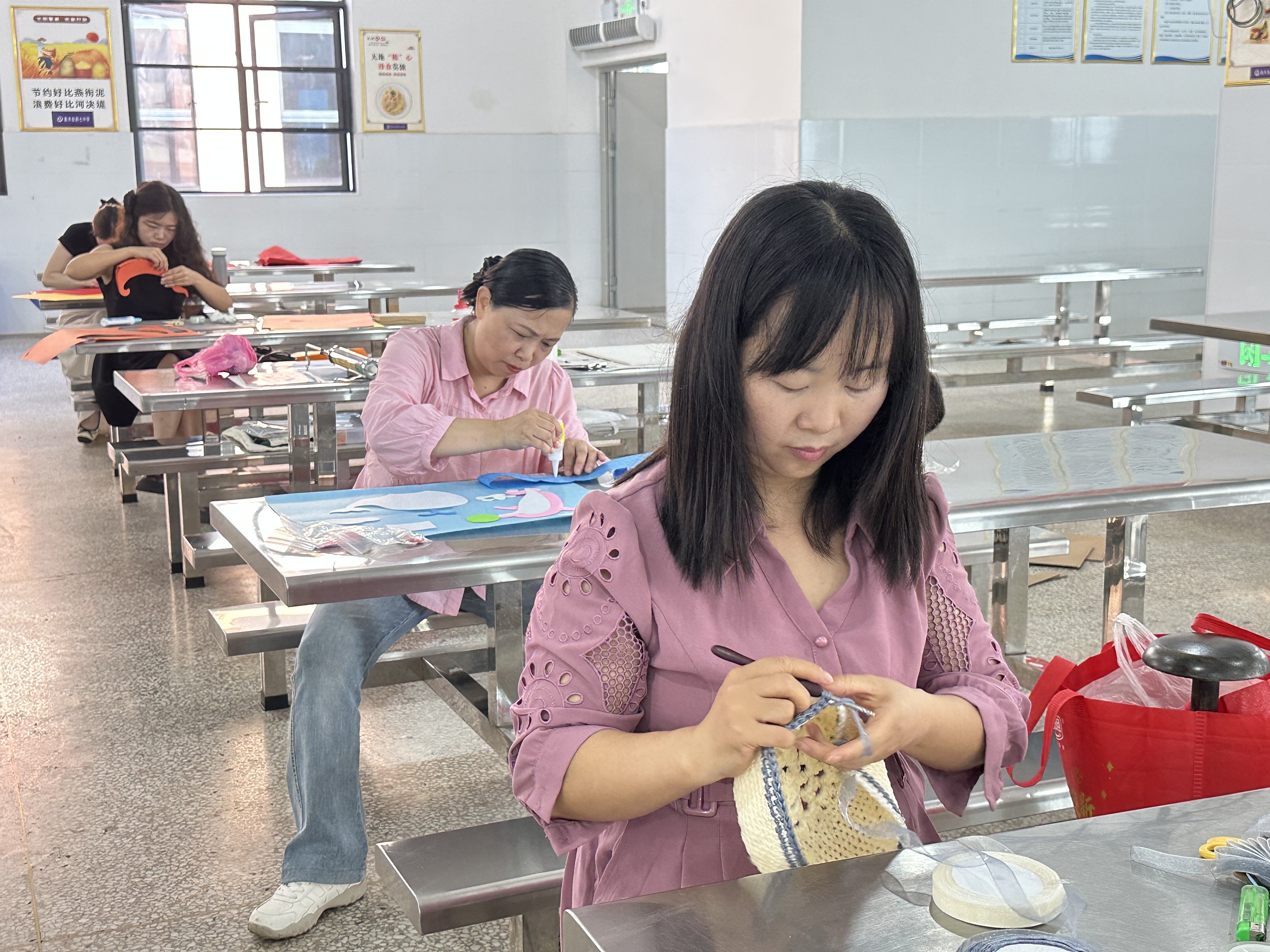 参赛教师聚精会神地完成作品。.jpg