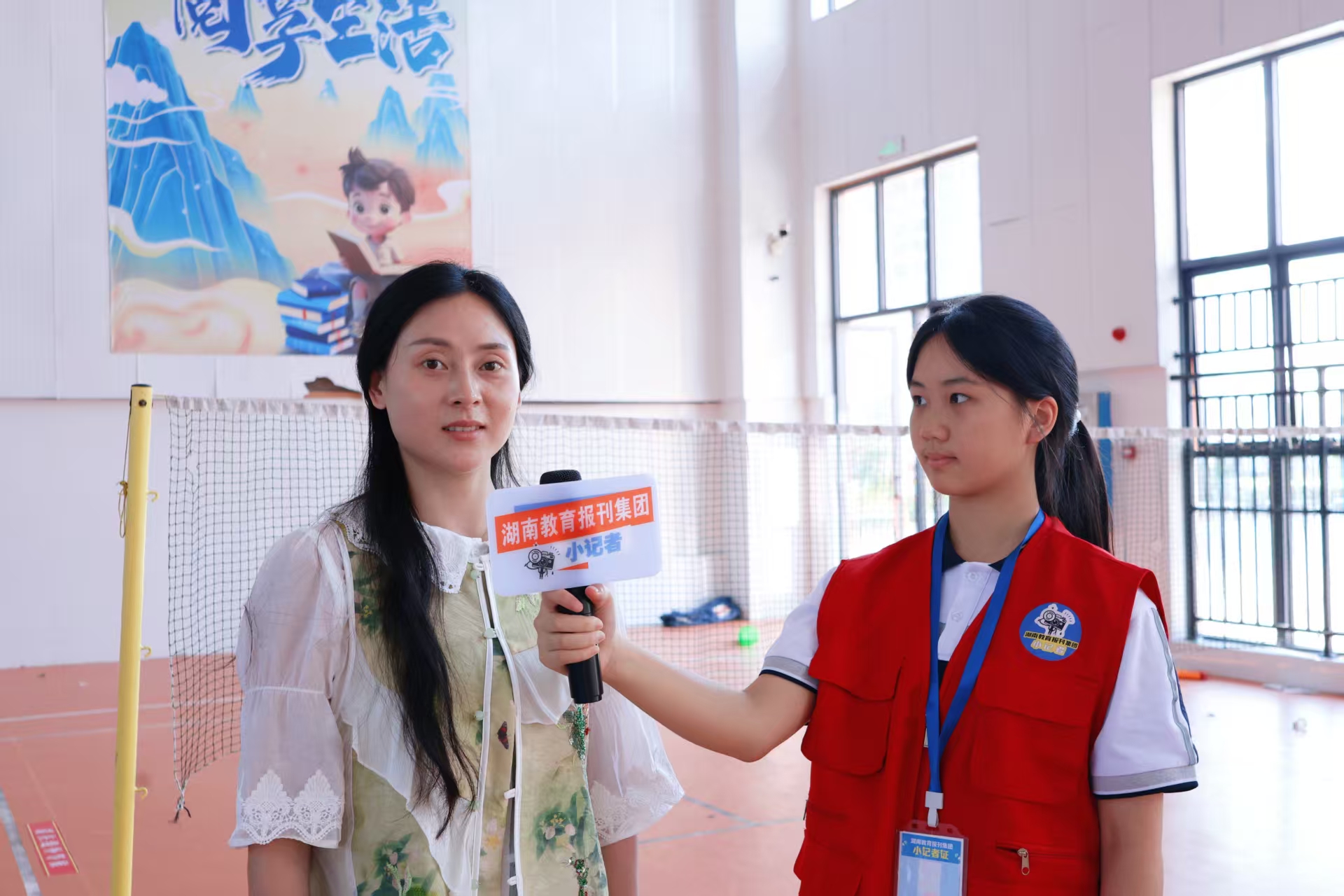 小记者采访教师。.jpg
