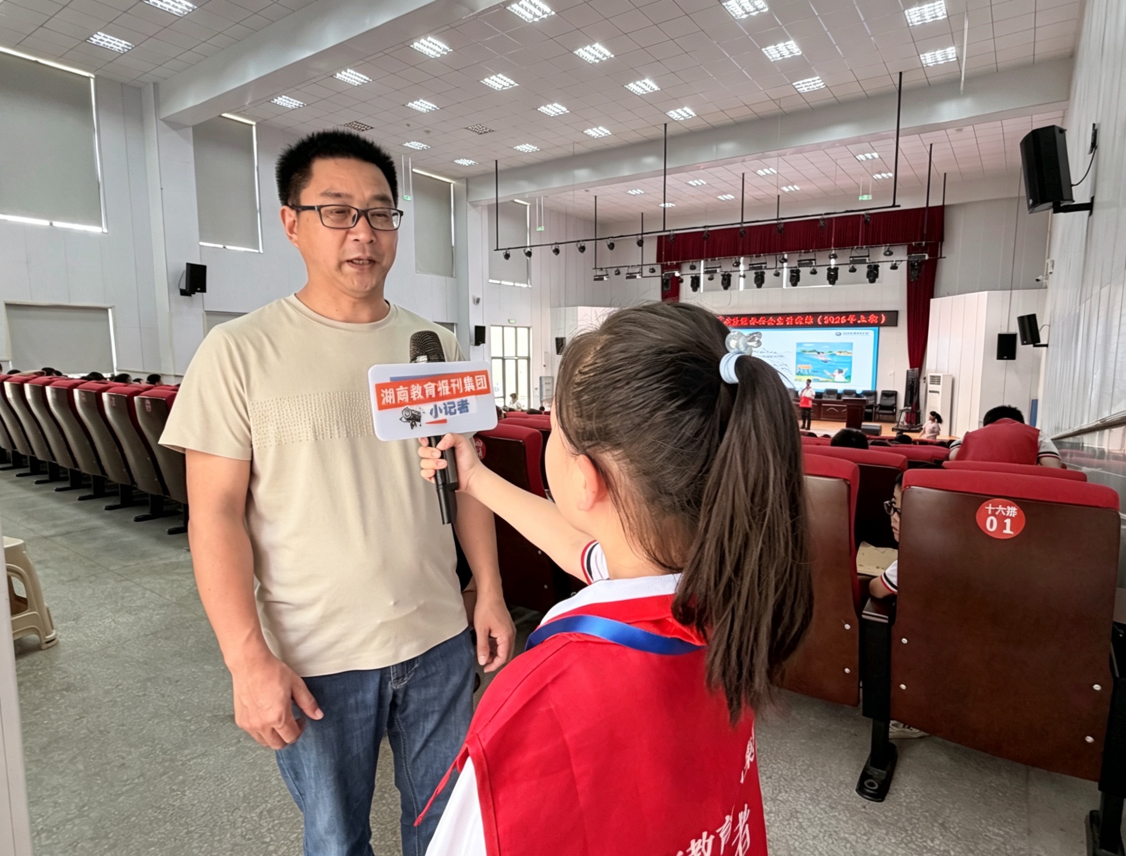 小记者采访教师。.jpg