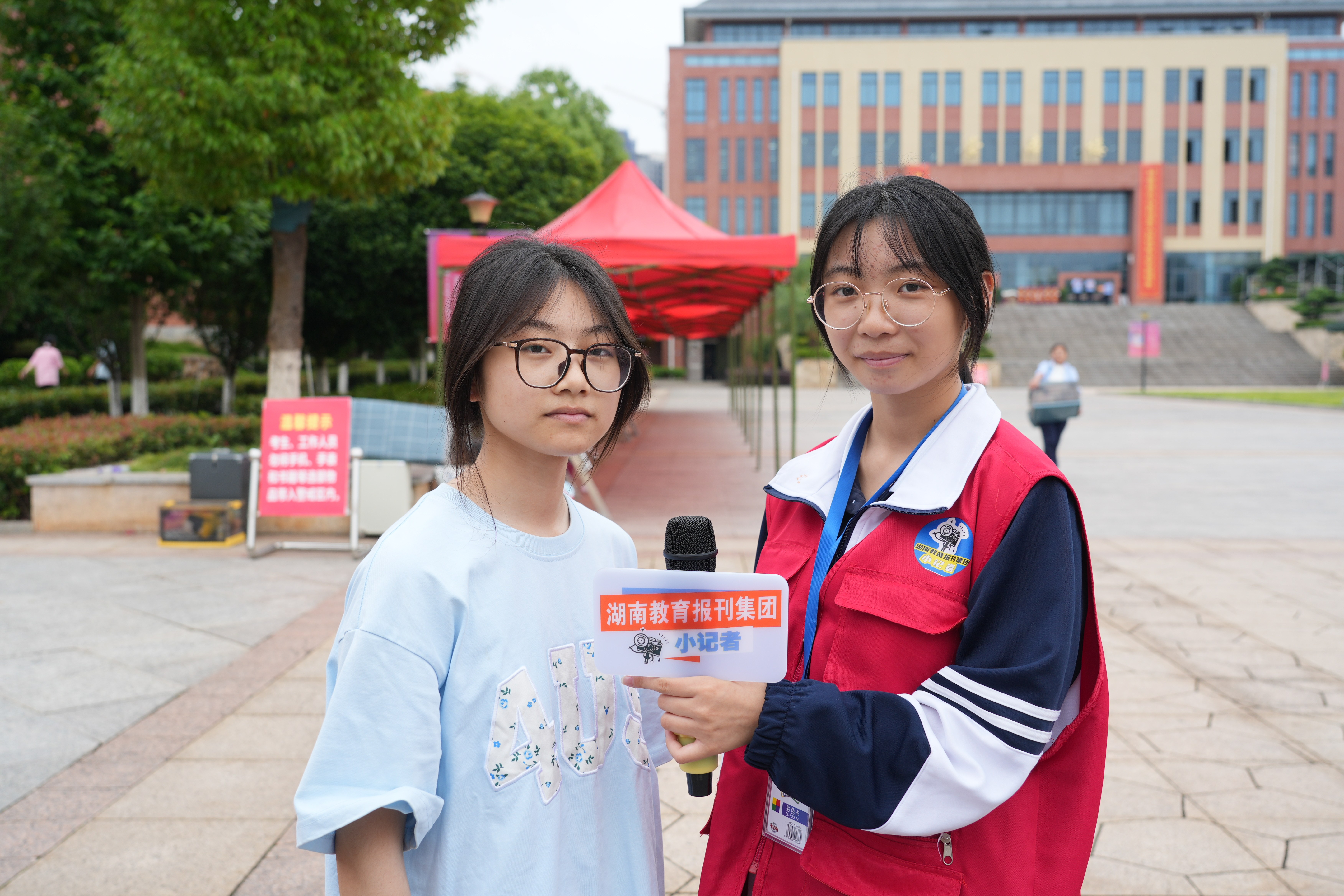 小记者采访考生。.jpg