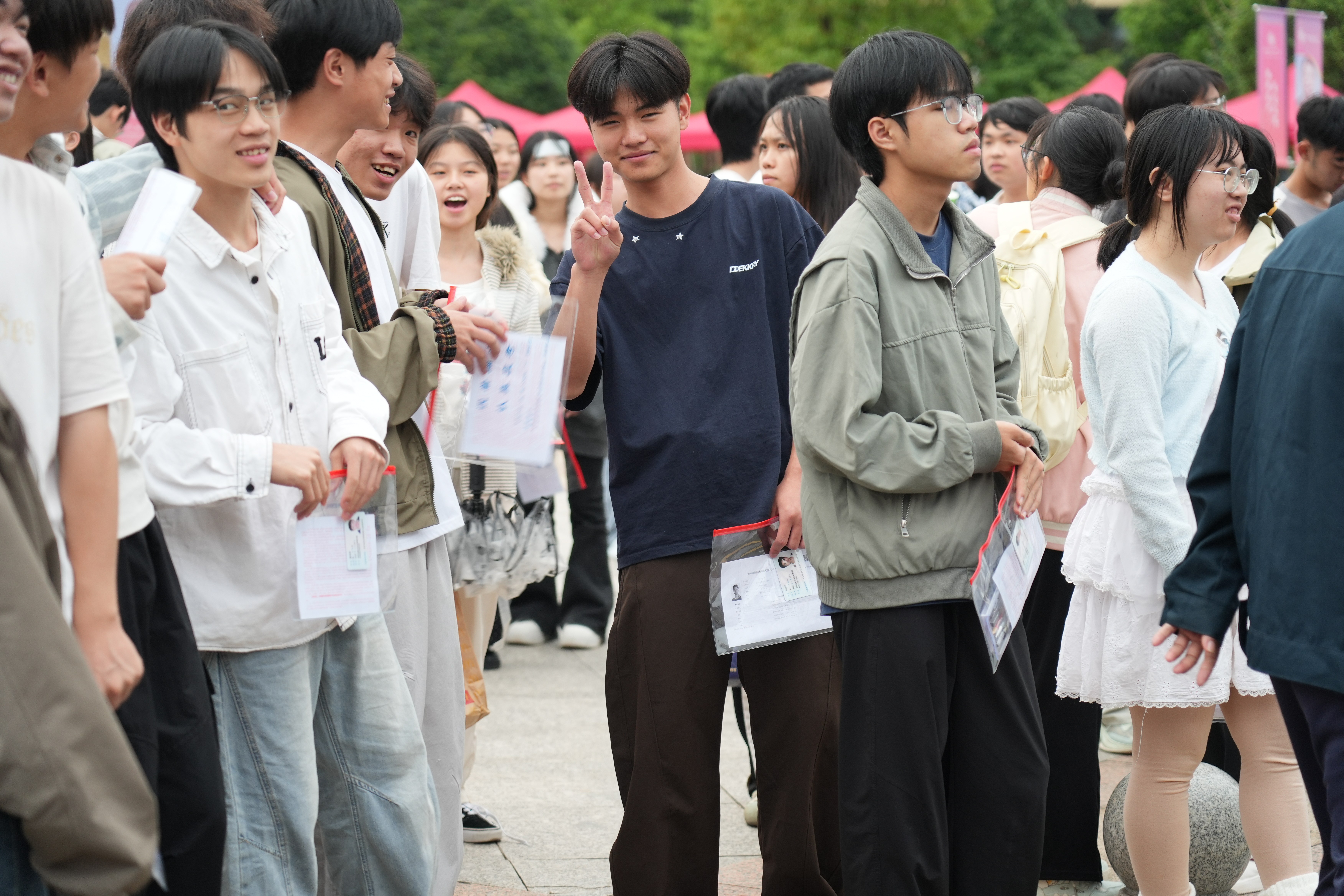 考生谈笑风生地走出考场。.jpg