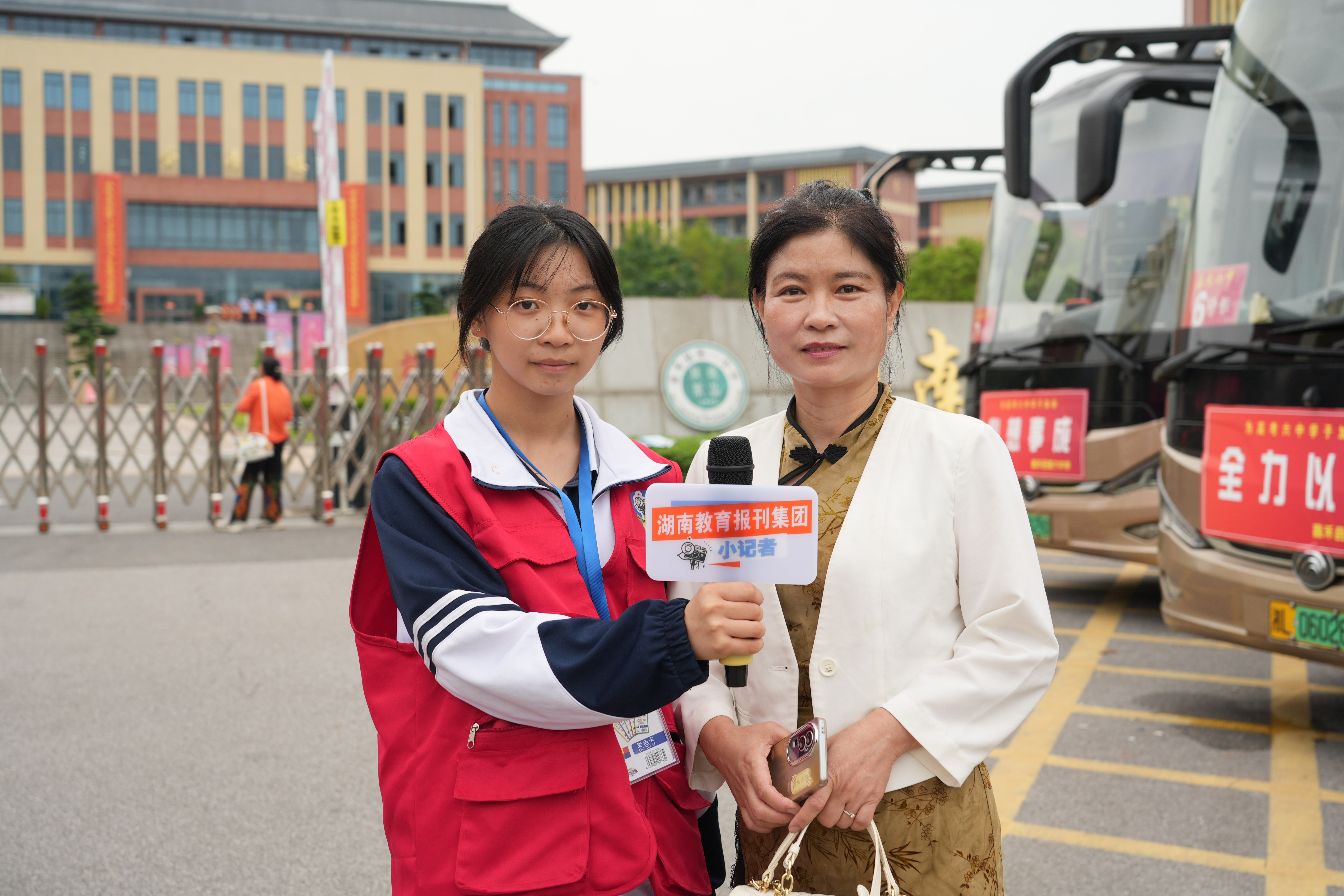 小记者采访家长。.jpg
