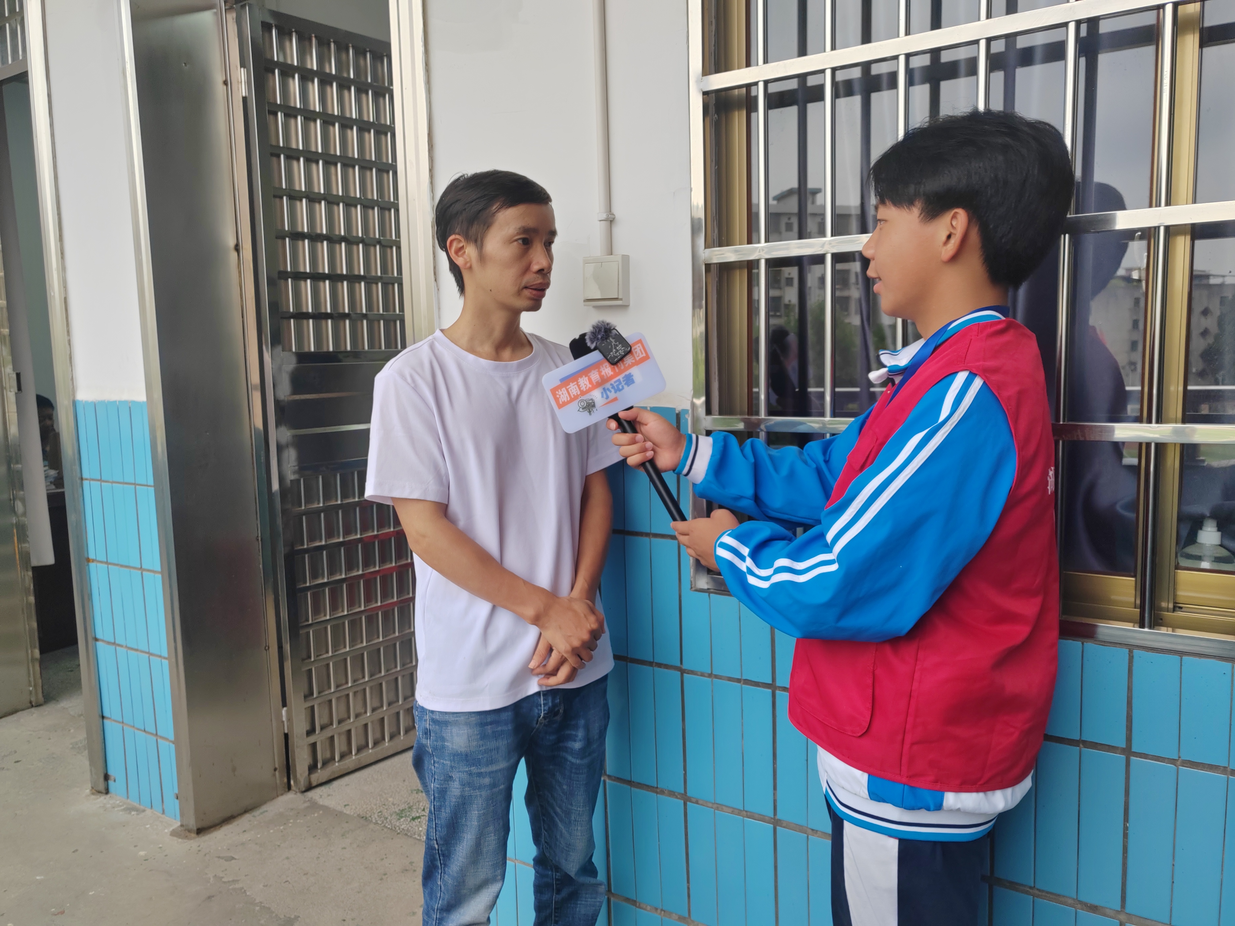 小记者采访活动负责人。.jpg
