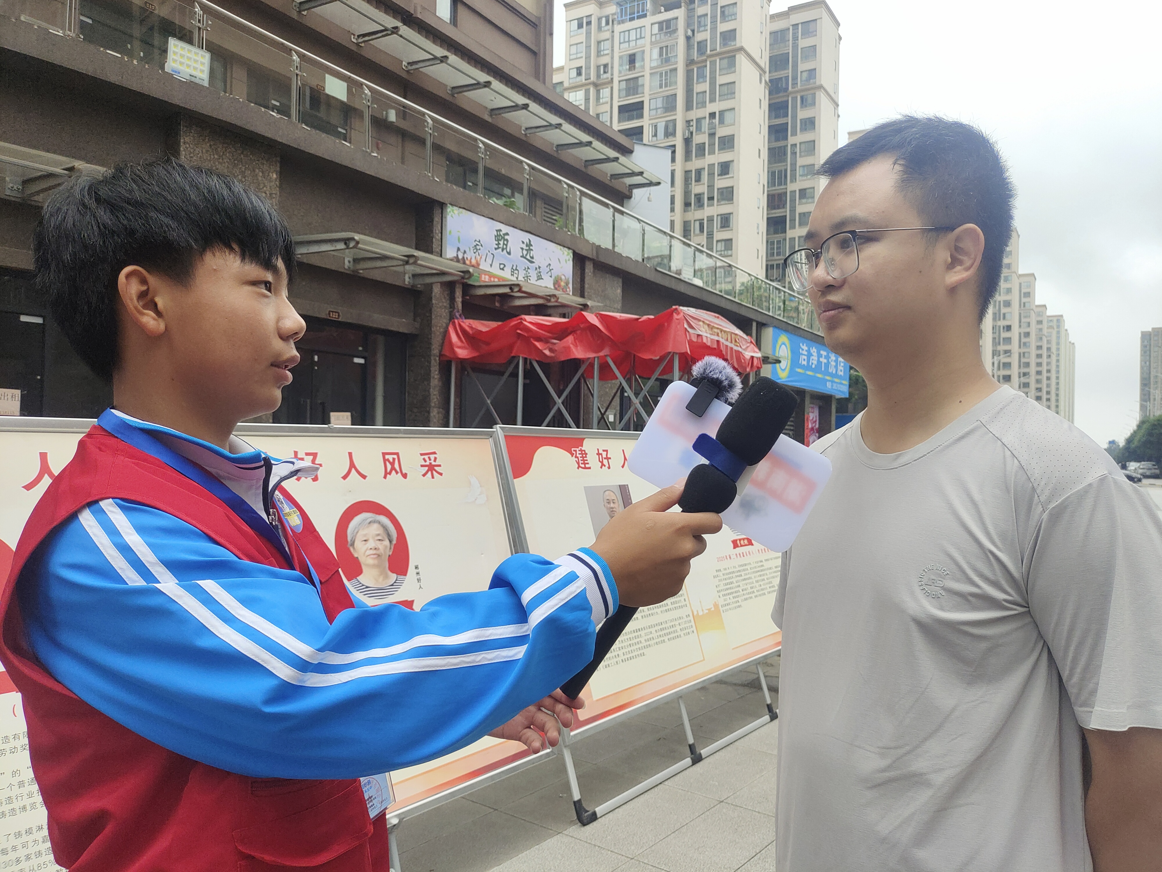 小记者采访活动负责人。.jpg