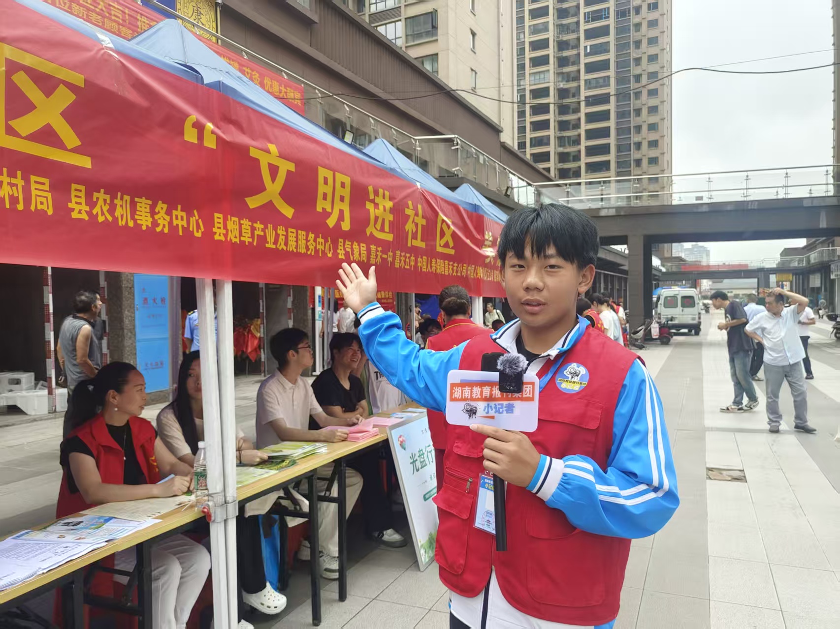 小记者在现场。.jpg