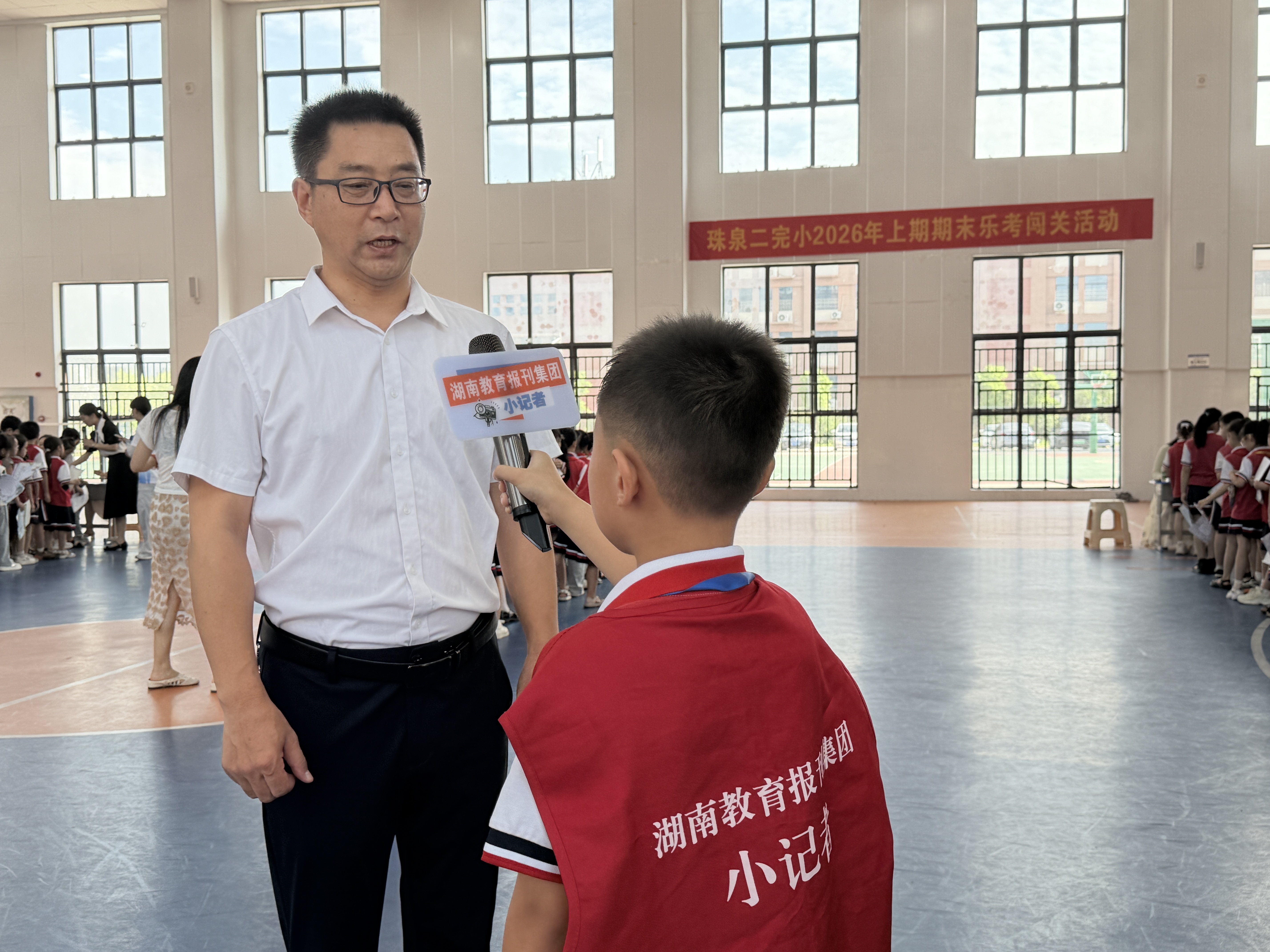 小记者采访学校领导。.jpg