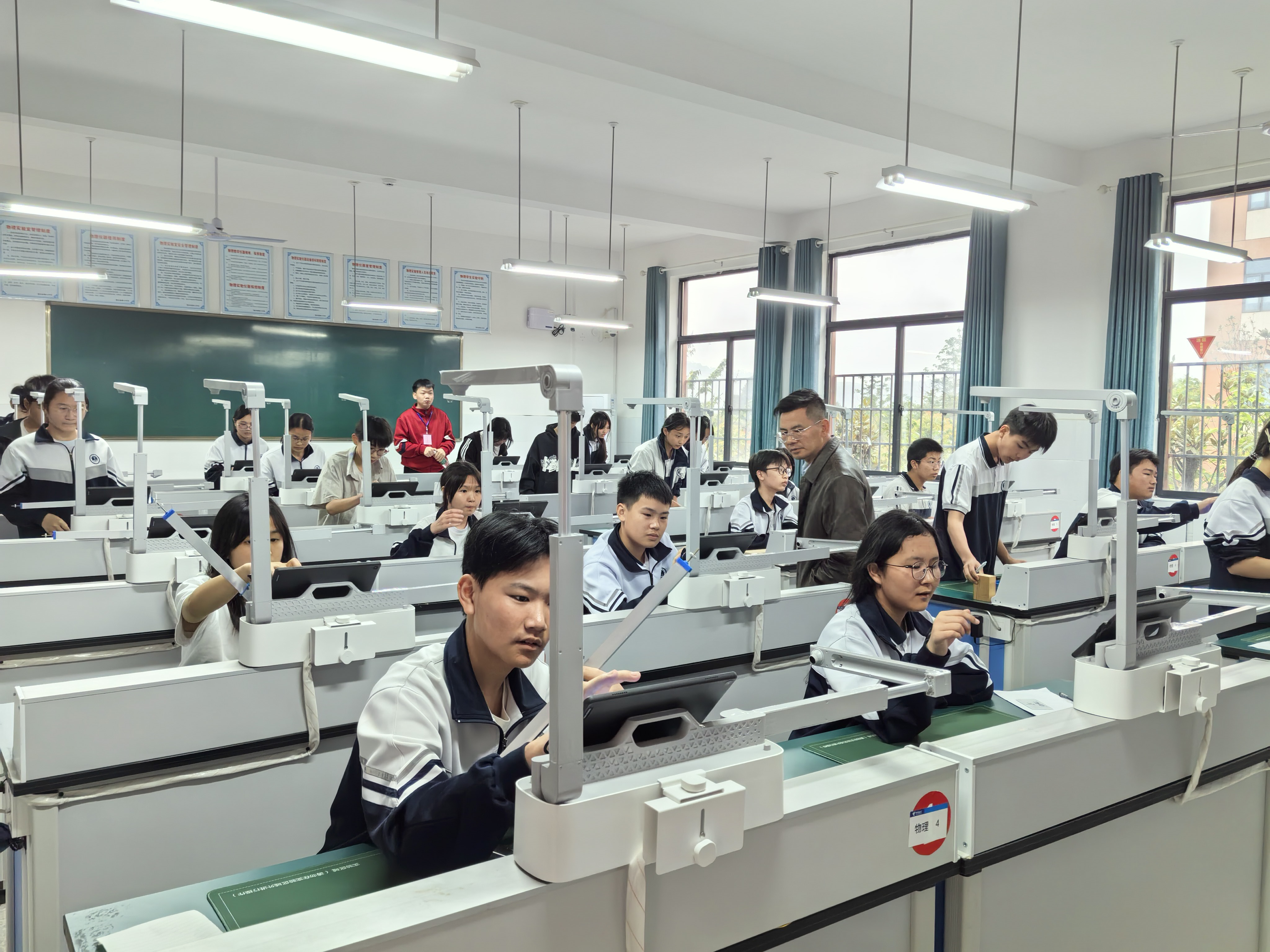 学生正使用平板电脑完成理化生实验操作考试。.jpg