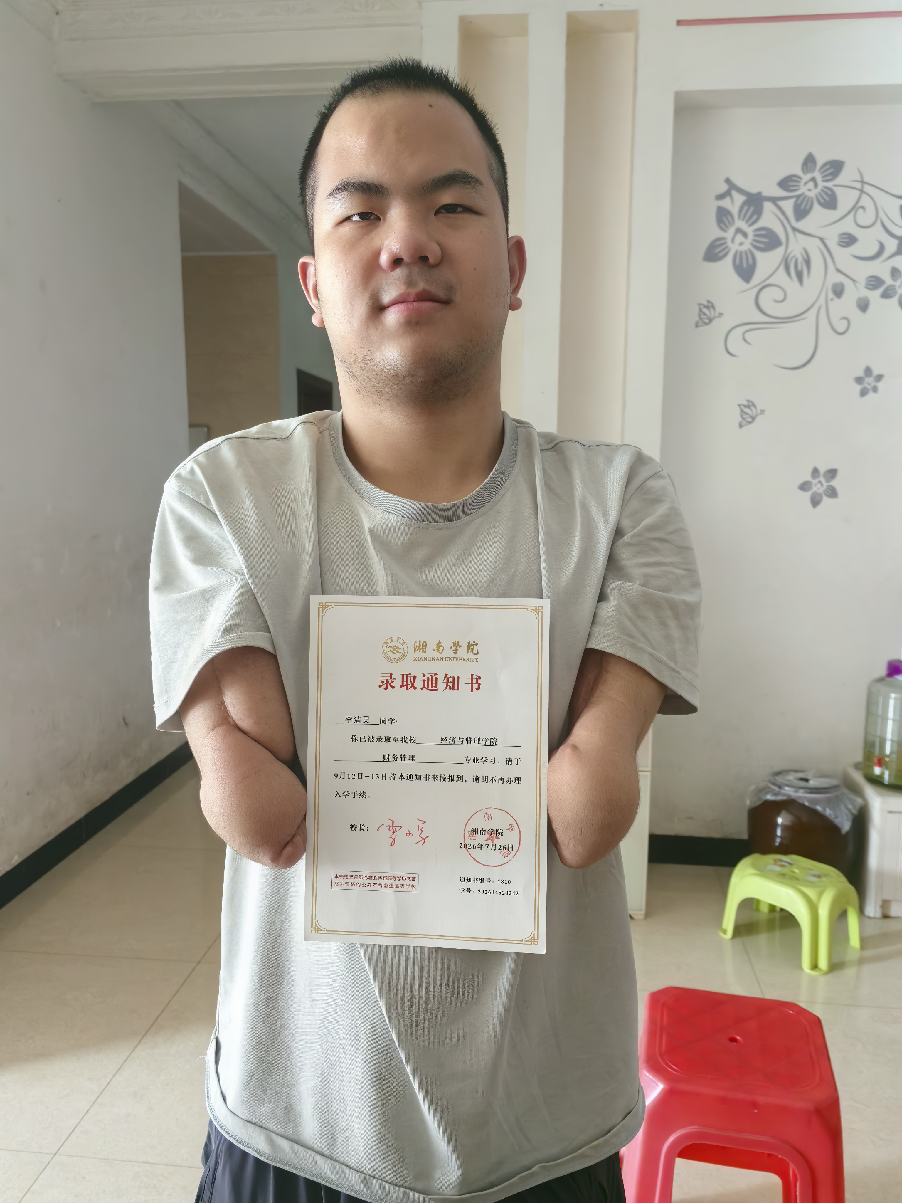 李清灵手持录取通知书。.jpg 李清灵手持录取通知书。.jpg