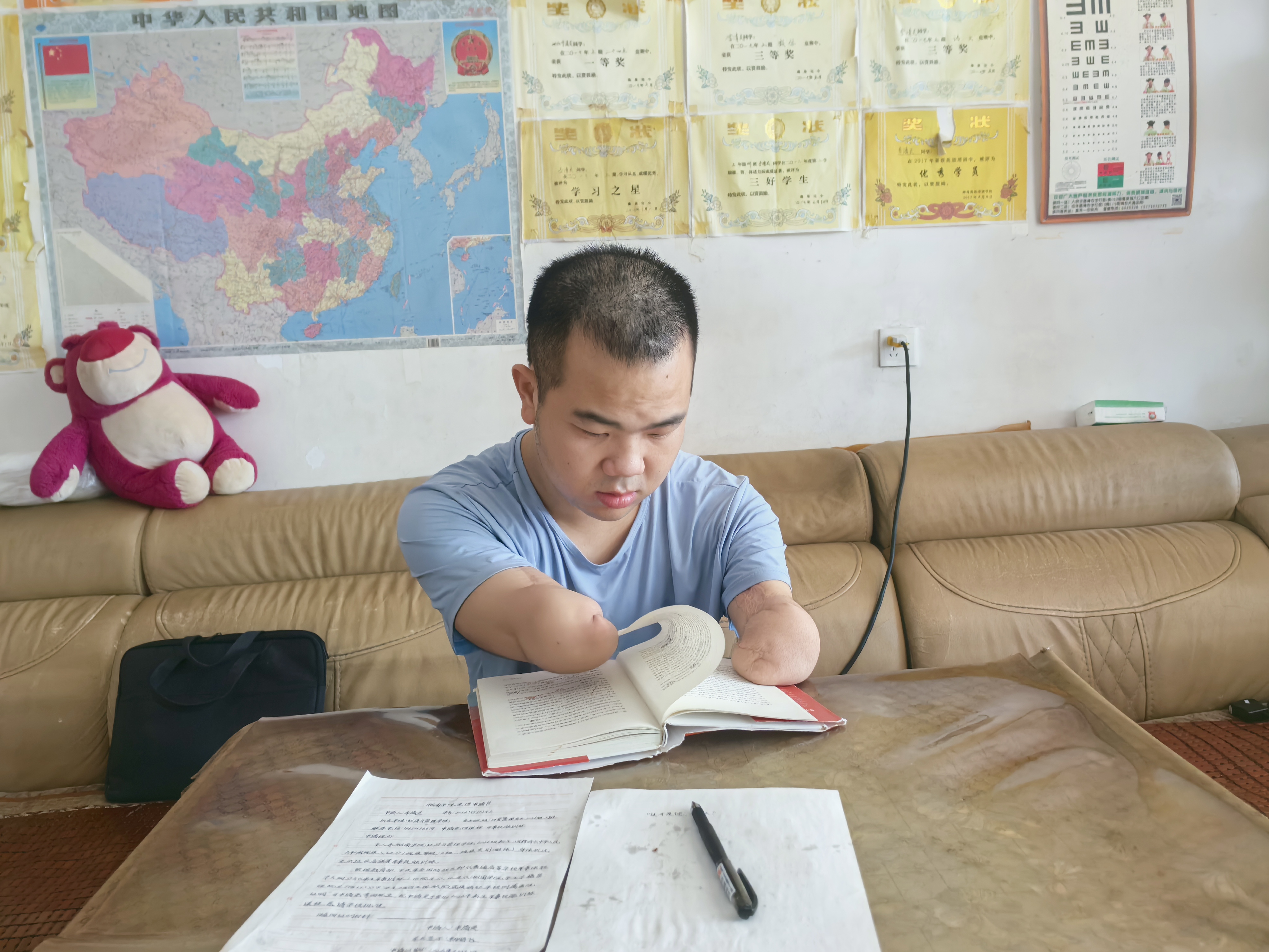 李清灵正在阅读书籍。.jpg 李清灵正在阅读书籍。.jpg