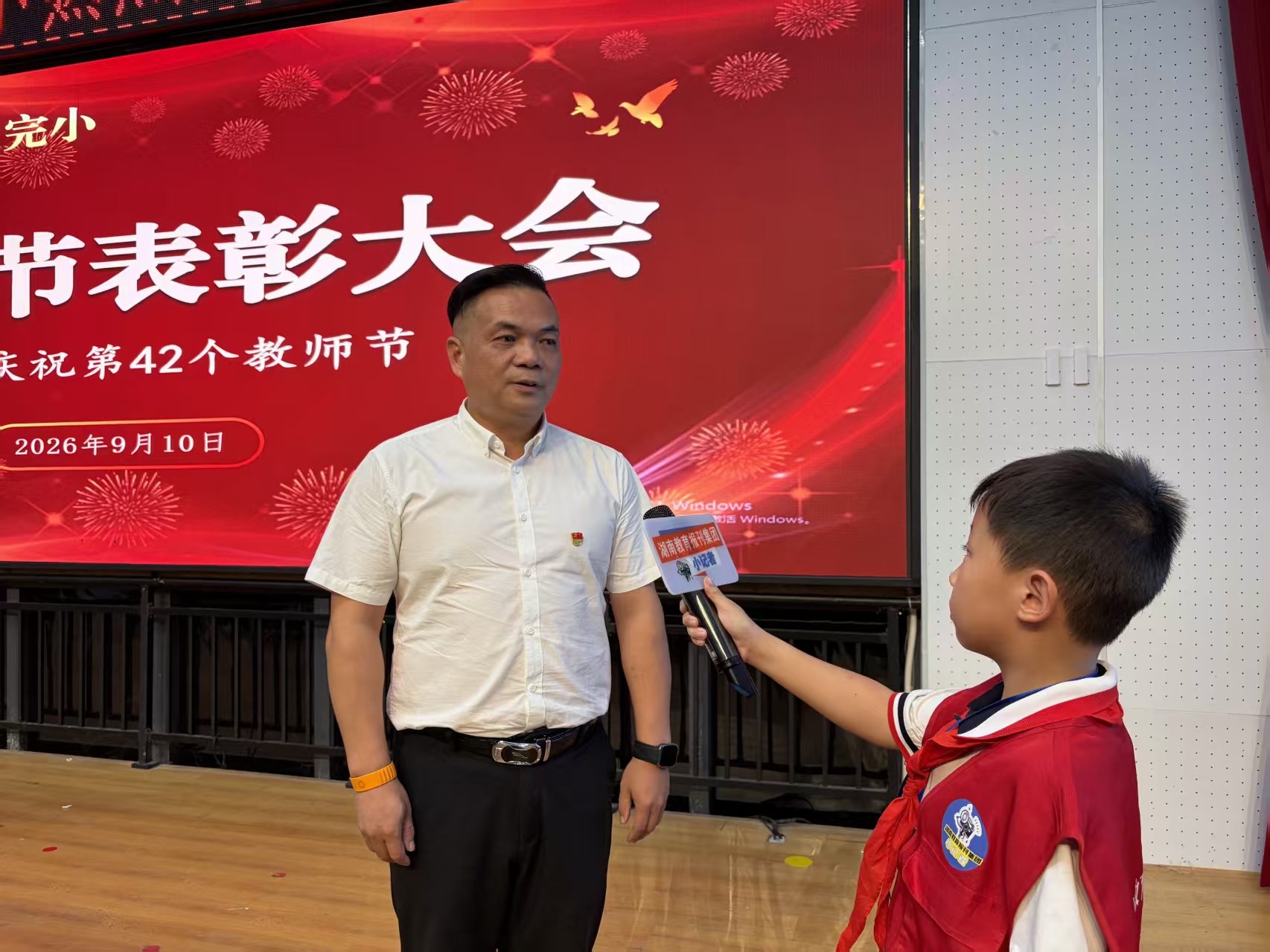 小记者采访学校主要负责人。.jpg