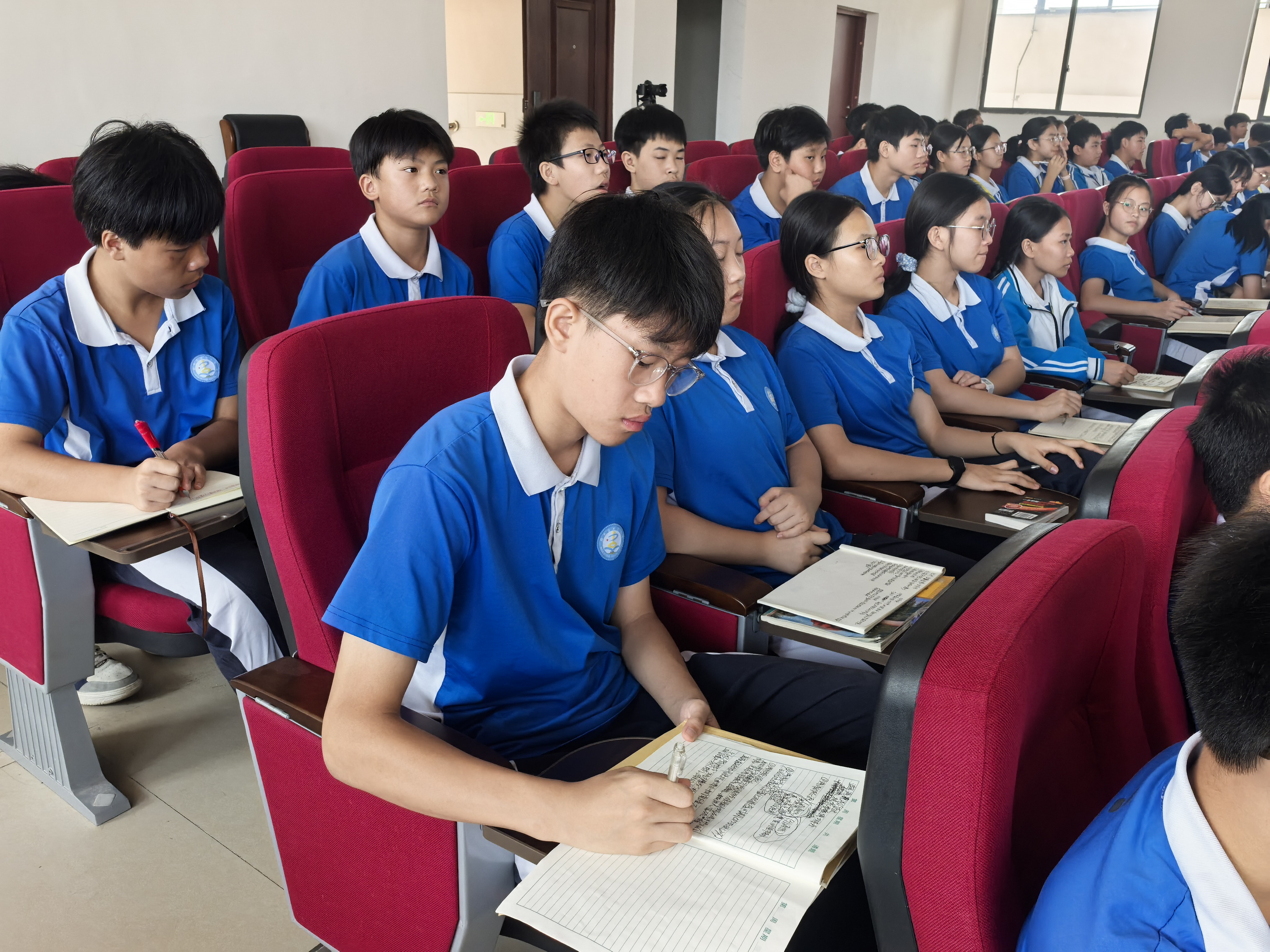 学生边听边做笔记。.jpg